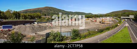 Taffs Well, in der Nähe von Cardiff, Wales - September 2020: Abräumarbeiten auf einem Gelände im Taffs Well in der Nähe von Cardiff. Es ist der Standort für ein neues Bahndepot. Stockfoto