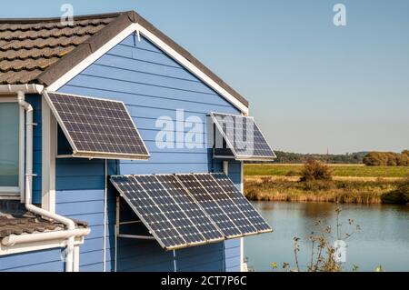 Sonnenkollektoren, die an der Südseite eines Norfolk Ferienchalets befestigt sind. Stockfoto