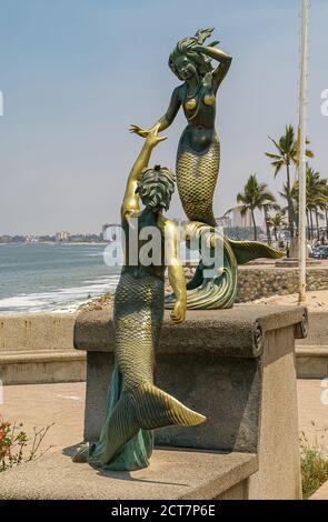 Puerto Vallarta, Mexiko - 25. April 2008: Malecon Boardwalk am Meer entlang. Triton und Nereida Meerjungfrau grünlich-goldene Bronzestatue von Carlos Eugenio Espi Stockfoto