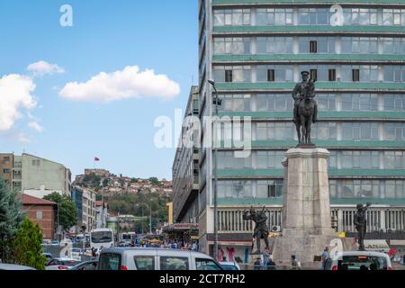 Ankara/Türkei-August 22 2020: Atatürk-Denkmal im Stadtteil Ulus und Ankara-Schloss im Hintergrund Stockfoto