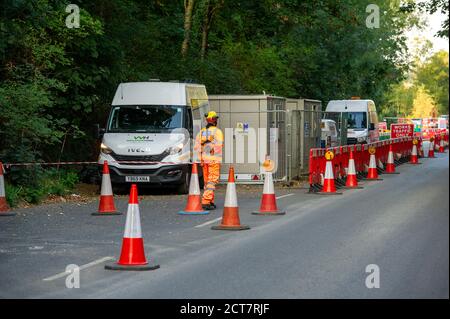 Harefield, Middlesex, Großbritannien. September 2020. Ein HS2-Wachmann im Dienst außerhalb des Naturschutzgebietes. Heute wurden neben dem Broadwater Nature Reserve, einem Standort von spezial Scientific Interest (SSSI), zahlreiche ältere Bäume von HS2-Auftragnehmern gefällt. Der umstrittene und zu hohe Budget-Bau der Hochgeschwindigkeitsstrecke hat nun offiziell begonnen und die nachteiligen Auswirkungen sind in vielen ländlichen Gebieten entlang der Bahnstrecke von London nach Birmingham zu spüren. 693 Naturgebiete, 108 alte Waldgebiete und 33 SSSIs sind durch HS2 gefährdet. Quelle: Maureen McLean/Alamy Live News Stockfoto