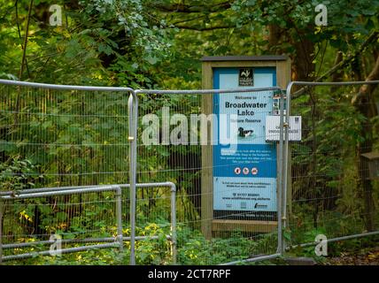 Harefield, Middlesex, Großbritannien. September 2020. Das Naturschutzgebiet ist nun für die Öffentlichkeit eingezäunt. Heute wurden neben dem Broadwater Nature Reserve, einem Standort von spezial Scientific Interest (SSSI), zahlreiche ältere Bäume von HS2-Auftragnehmern gefällt. Der umstrittene und zu hohe Budget-Bau der Hochgeschwindigkeitsstrecke hat nun offiziell begonnen und die nachteiligen Auswirkungen sind in vielen ländlichen Gebieten entlang der Bahnstrecke von London nach Birmingham zu spüren. 693 Naturgebiete, 108 alte Waldgebiete und 33 SSSIs sind durch HS2 gefährdet. Quelle: Maureen McLean/Alamy Live News Stockfoto