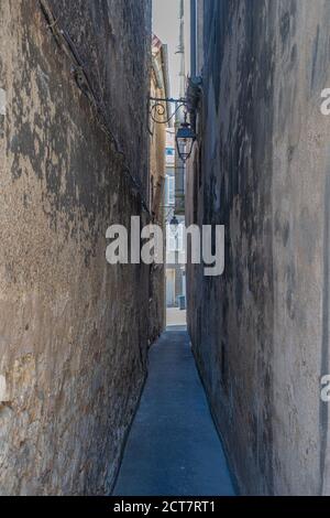 Dole, Frankreich - 08 31 2020: Kleine Gasse in der Stadt Stockfoto