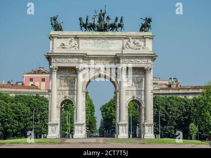 Der neoklassizistische Friedensbogen, ein triumphaler Bogen am Sempione-Tor, einem der vielen Stadttore Mailands, in der Lombardei, Italien Stockfoto