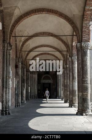 Mailand, Italien - 10. Juli 2016: Alte Bögen der Basilika Sant'Ambrogio, eine der ältesten Kirchen in Mailand Lombardei, Italien Stockfoto