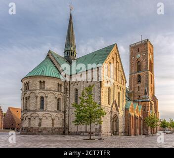 Die alte mittelalterliche Kathedrale in Ribe im weichen Abendlicht. Es wurde in der Wikingerzeit von Ansgar gegründet. Ribe, Dänemark, 31. Mai 2020 Stockfoto