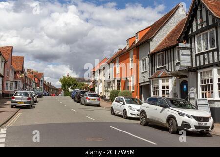 Allgemeiner Blick auf die High Street in Lavenham, Suffolk, Großbritannien. Stockfoto