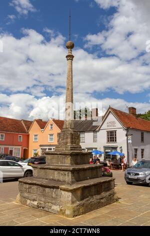 The Market Cross, errichtet 1501, mit dem Angel Hotel dahinter, Market Place, Lavenham, Suffolk, Großbritannien. Stockfoto