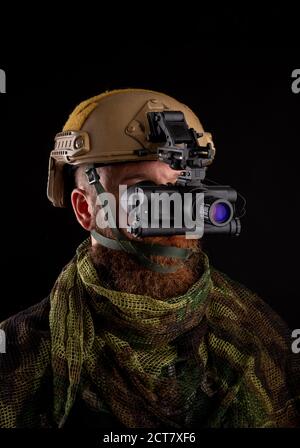 Nachtsichtgerät am Helm befestigt. Ein spezielles Gerät für die Beobachtung im Dunkeln. Ausrüstung für Militär, Polizei und Spezialeinheiten. Stockfoto