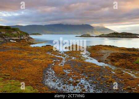 Malerischer Blick auf ein ruhiges Loch Carron in der Nähe von Duirinish bei Sunset, Plockton, West Highlands, Schottland, Großbritannien. Stockfoto