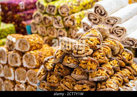 Verschiedene hell gefärbte türkische Köstlichkeiten Süßigkeiten Baklava Lokum und getrocknete Früchte Gemüse auf dem Markt in Istanbul, Türkei Stockfoto