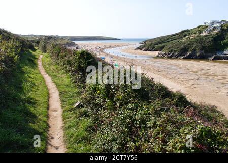 Gannel Estuary, Newquay, Cornwall, UK - September 17 2020: Der South West Coast Path verläuft am Fluss Gannel, wo die Menschen den Sandstrand genießen Stockfoto