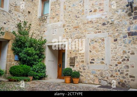 Caceres, Spanien - 26. November 2019: Fassade des Restaurants El Atrio. 2 Michelin-Sterne-Hotel im Herzen des Monumental-Komplexes Stockfoto