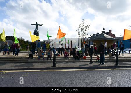 Schüler und Lehrer protestieren im Rahmen der globalen Bewegung "fridays for Future" in Bantry, Wolfe Tone Square, 20. September 2019 für Klimagerechtigkeit Stockfoto