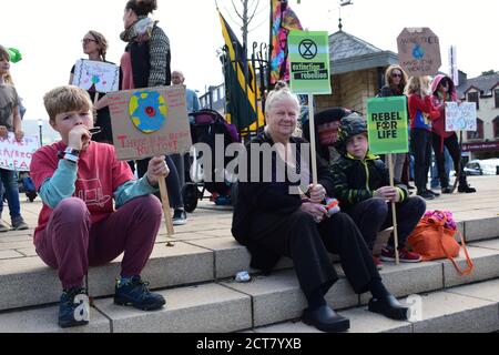 Schüler und Lehrer protestieren im Rahmen der globalen Bewegung "fridays for Future" in Bantry, Wolfe Tone Square, 20. September 2019 für Klimagerechtigkeit Stockfoto