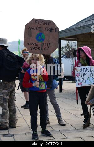 Schüler und Lehrer protestieren im Rahmen der globalen Bewegung "fridays for Future" in Bantry, Wolfe Tone Square, 20. September 2019 für Klimagerechtigkeit Stockfoto