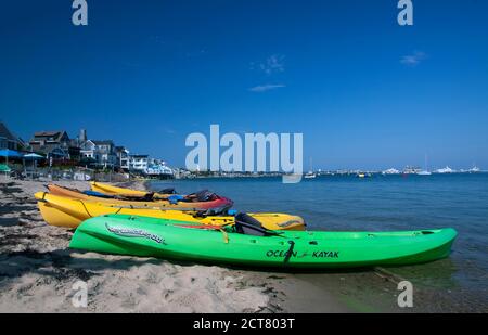 Kajaks am Wasser Rand in Provincetown, Massachusetts, USA. Stockfoto