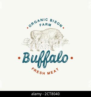 Organisches Büffelrind Abstraktes Vektor-Zeichen, Symbol oder Logo-Vorlage. Handgezeichnete Bison Silhouette und Landschaft ländliche Landschaft Skizze mit Retro Stock Vektor