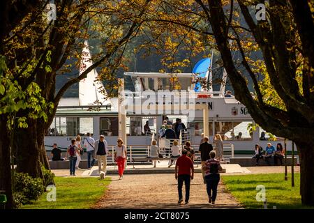 Promenade am Baldeney-See, Anlegestelle für die Schiffe der Weißen Flotte, Strandbad Landebahn, ein Ruhrreservoir, in Essen NRW, Deutschland Stockfoto