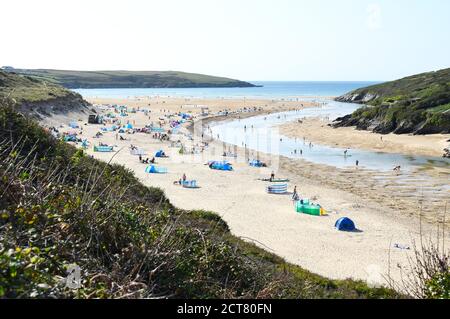 Gannel Estuary, Newquay, Cornwall, UK - September 17 2020: Am Crantock Beach genießen die Menschen den Sandstrand neben dem Fluss Gannel in der Sonne. Stockfoto