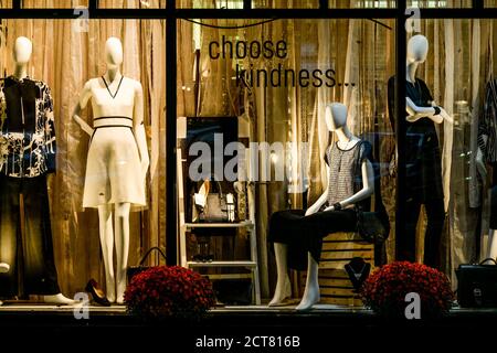 Colette's Frocks Schaufenster, Lower Lonsdale, North Vancouver, British Columbia, Kanada Stockfoto