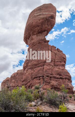 Aufnahme in Süd-Utah. Red Rock Balancing auf breiterer Red Rock Basis. Stockfoto