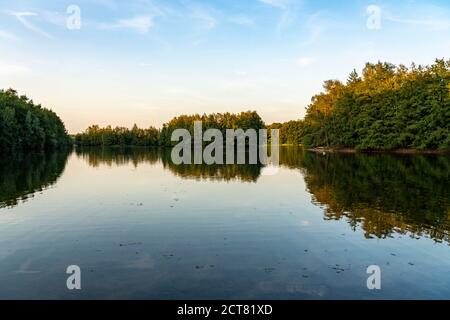 Das Naturschutzgebiet Kirchheller Heide, der Heidesee, bei Bottrop, NRW, Deutschland Stockfoto