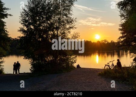 Das Naturschutzgebiet Kirchheller Heide, der Heidesee, Sonnenuntergang, bei Bottrop, NRW, Deutschland Stockfoto