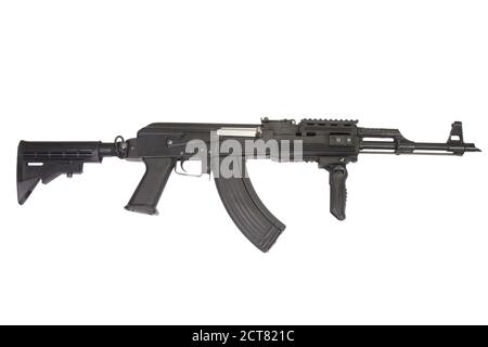 Seltenes erstes Modell AK - 47 Sturmgewehr mit moderner Taktisches Zubehör auf Weiß isoliert Stockfoto