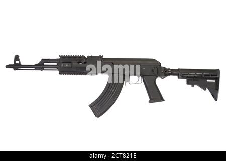 Seltenes erstes Modell AK - 47 Sturmgewehr mit moderner Taktisches Zubehör auf Weiß isoliert Stockfoto