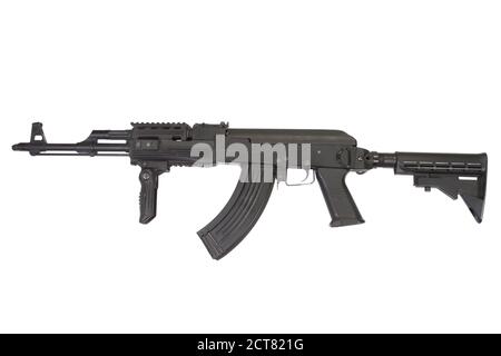 Seltenes erstes Modell AK - 47 Sturmgewehr mit moderner Taktisches Zubehör auf Weiß isoliert Stockfoto