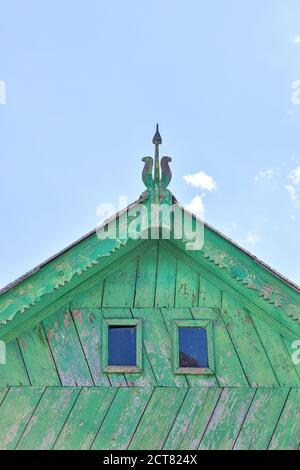 Schöne Holzdekoration auf dem traditionellen Fronton Haus in Donau Delta-Region Stockfoto