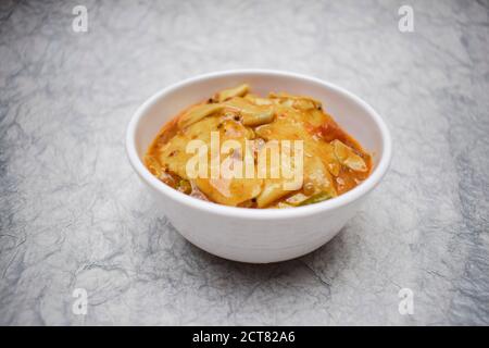 Papad KI sabzi ein indisches Rajasthani Stil Curry Beilage. Rohe oder geröstete Paapad gebraten in Soße Beilage gemacht. Es ist ein Grundnahrungsmittel im Nordwesten Indiens. Stockfoto