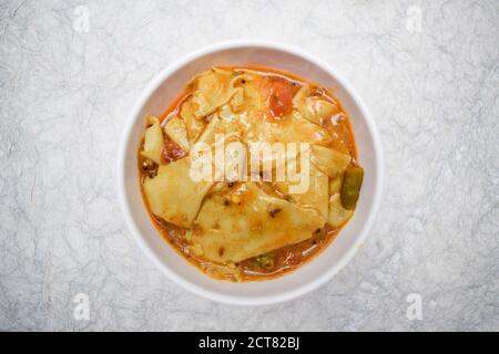 Papad KI sabzi ein indisches Rajasthani Stil Curry Beilage. Rohe oder geröstete Paapad gebraten in Soße Beilage gemacht. Es ist ein Grundnahrungsmittel im Nordwesten Indiens. Stockfoto