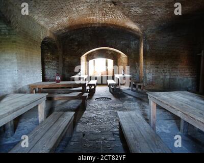 Archivansicht des Zimmers mit Tischen im Fort Zachary Taylor State Park in Key West Florida. Stockfoto