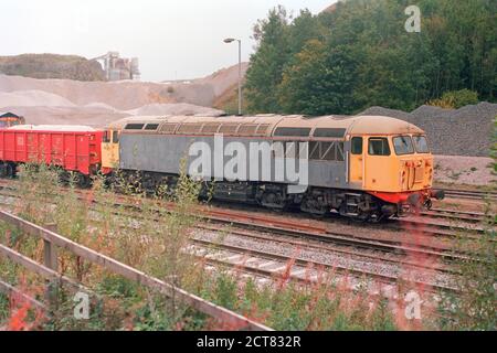 Buxton, Großbritannien - 16. September 2020: Eine alte Diesellokomotive (Klasse 56) am Peak Dale für den Güterverkehr. Stockfoto