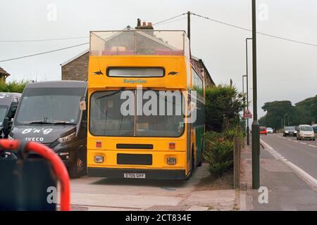 Dove Holes, Buxton, Großbritannien - 16. September 2020: Ein alter ehemaliger Doppeldeckerbus von Badgerline in einem Hof. Stockfoto