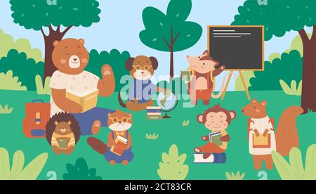 Waldtiere in der Schule Vektor-Illustration. Cartoon Wohnung niedlich wild animalistischen Studenten Kinder Charaktere sitzen auf grünem Gras Wiese unter Waldbäumen, Schulbildung und Studium im Klassenhintergrund Stock Vektor