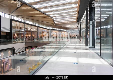 Sevilla, Spanien - 18. September 2020: Innenansicht des Einkaufszentrums Lagoh Sevilla in Sevilla (Centro Comercial Lagoh Sevilla), Andalusien, Spanien Stockfoto