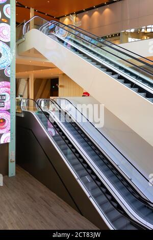 Sevilla, Spanien - 18. September 2020: Mechanische Treppe im Einkaufszentrum Lagoh Sevilla in Sevilla (Centro Comercial Lagoh Sevilla), Andalusien, Spanien Stockfoto