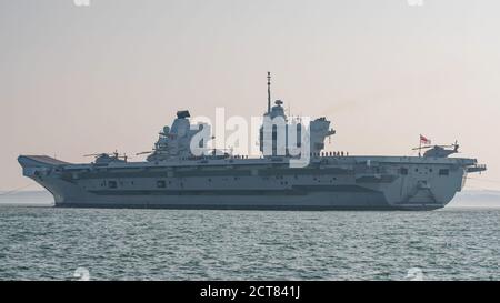 HMS Queen Elizabeth (R08) verlässt Portsmouth, Großbritannien am 21. September 2020 für multinationale Marineübungen. Stockfoto