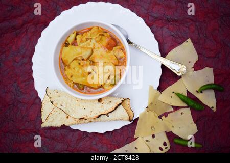 Papad KI sabji ein nordwestliches indisches Kochgericht aus rajasthani und gujarati Staat in indien. Traditionelle Beilage Curry serviert in Schüssel und pl Stockfoto