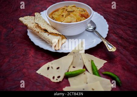 Papad KI sabji ein nordwestliches indisches Kochgericht aus rajasthani und gujarati Staat in indien. Traditionelle Beilage Curry serviert in Schüssel und pl Stockfoto