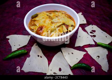 Papad KI sabji ein nordwestliches indisches Kochgericht aus rajasthani und gujarati Staat in indien. Traditionelle Beilage Curry serviert in Schüssel und pl Stockfoto