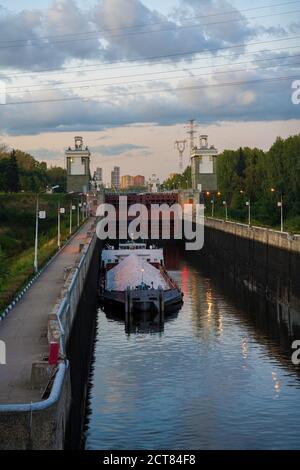 Gateway Nummer 7 des Kanals nach Moskau im Pokrowskoe-Streshnevo (Tushino) Bezirk von Moskau benannt. Blick auf die Schleuse auf dem Moskau - Volg Stockfoto