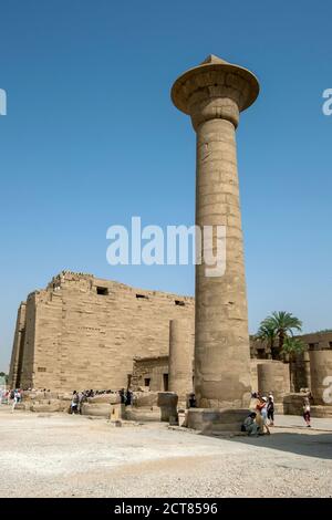 Die eine verbliebene Papyrus-Säule des Kiosks von Taharqa bei den alten Ruinen des Karnak-Tempels (Tempel des Amun) in Luxor in Ägypten. Stockfoto