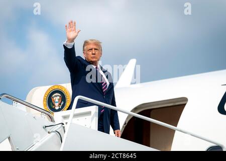 ANDREWS AIR FORCE BASE, MD, USA - 18. September 2020 - US-Präsident Donald Trump winkt vor dem Einstieg in die Air Force One auf der Andrews Air Force Base in Maryl Stockfoto