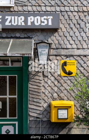 Gasthof zur Post, im Sauerland, Arnsberger Wald, Briefkasten, Briefkasten, öffentliches Telefon, alter Stil, NRW, Deutschland Stockfoto