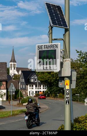 Radargeschwindigkeitsanzeigen, Messsystem am Ortseingang von Medelon werden Autofahrern die Geschwindigkeit beim Betreten des Stadtgebiets, eine atte, angezeigt Stockfoto