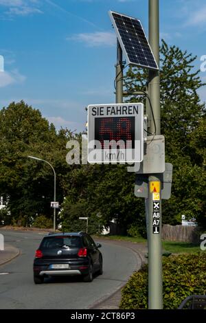 Radargeschwindigkeitsanzeigen, Messsystem am Ortseingang von Medelon werden Autofahrern die Geschwindigkeit beim Betreten des Stadtgebiets, eine atte, angezeigt Stockfoto